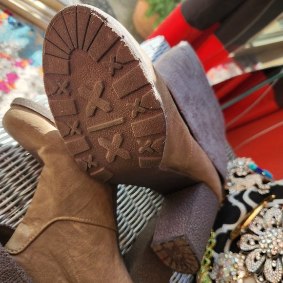 MUK LUKS Sweater ~ Knit Cuffed Ankle Boots with Button Detail ~ Size 9 ~ CUTE! - Picture 3 of 3